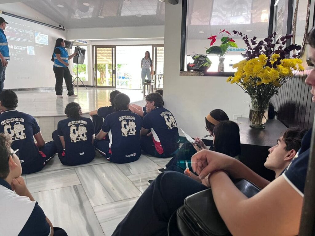 Estudiantes de Colegio Campestre La Misión en Dapa, Yumbo, con personal de Secretaría de Movilidad de Cali en charla de educación vial.